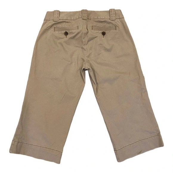 J crew favorite fit capri size 4 
Khaki 
Good condition 
Waist 15”
Inseam 17” - Picture 2 of 4